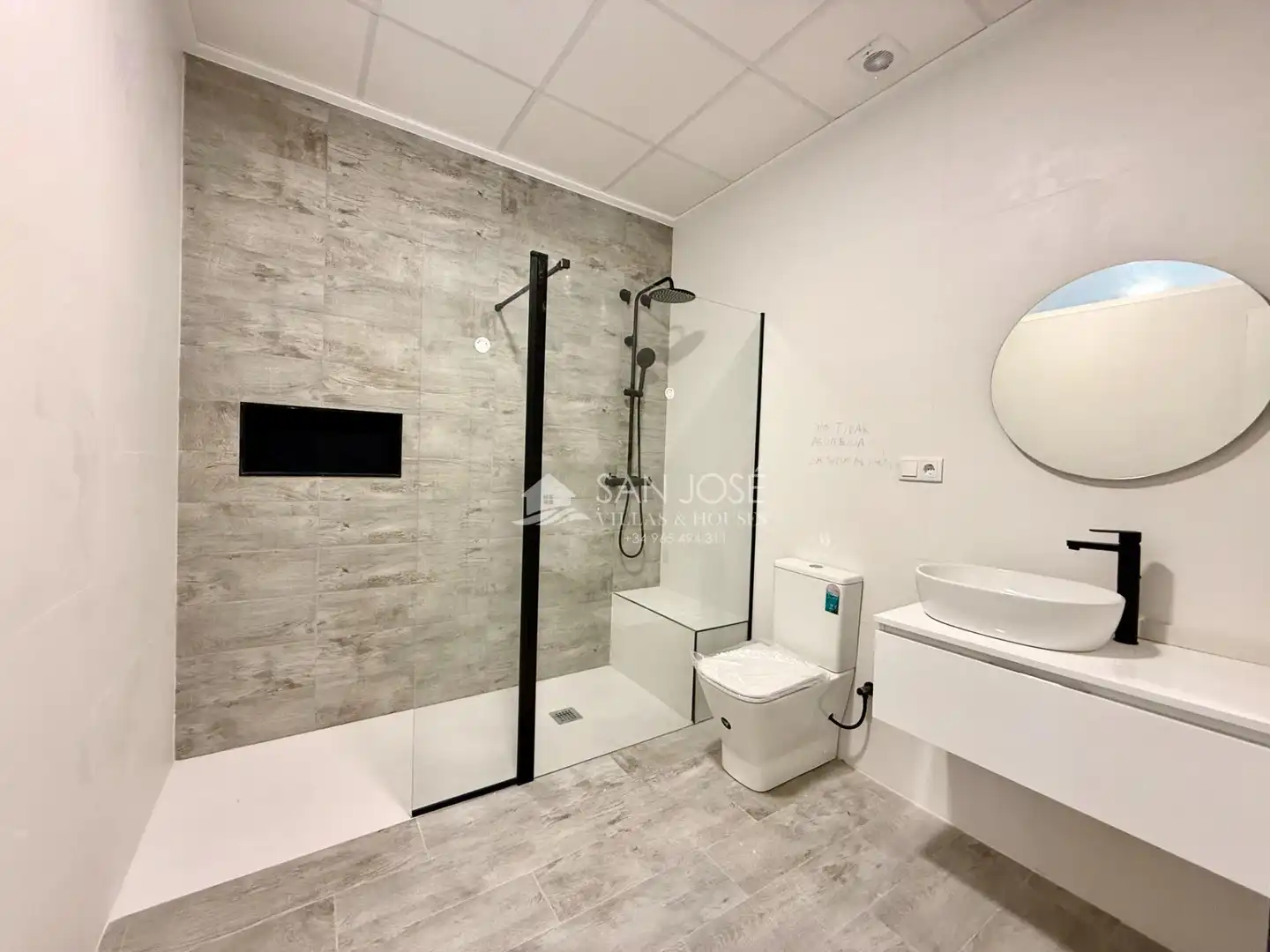 Badezimmer von Erdgeschoss zum Verkauf in Monforte del Cid mit Klimaanlage und Abstellraum