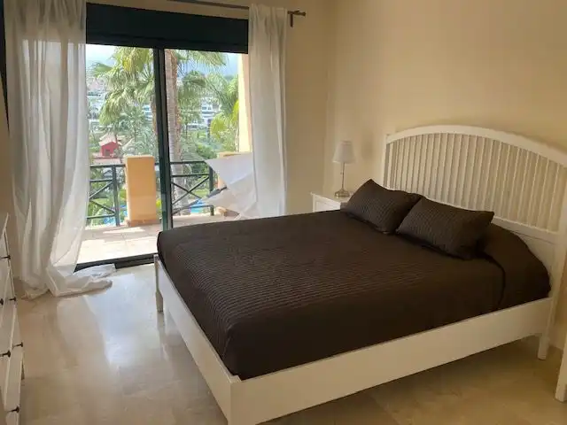 Habitación de Apartamento de alquiler en Estepona con Aire acondicionado, Calefacción y Jardín privado
