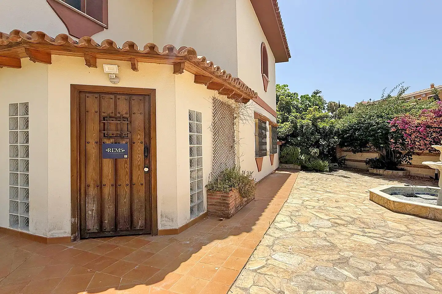 Vista exterior de Casa o xalet en venda en Benalmádena amb Aire condicionat, Jardí privat i Terrassa