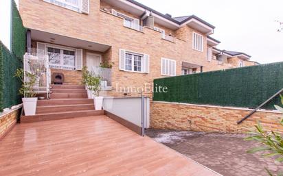 Exterior view of Single-family semi-detached for sale in Boadilla del Monte  with Air Conditioner, Heating and Private garden