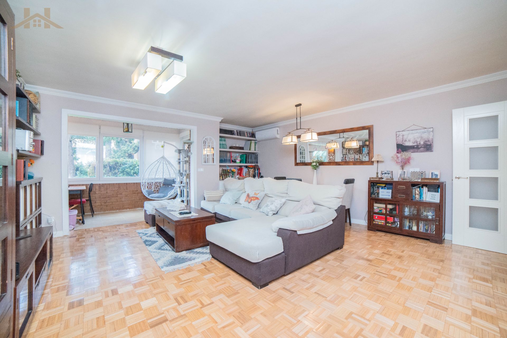 Living room of Flat for sale in Majadahonda  with Air Conditioner, Heating and Parquet flooring