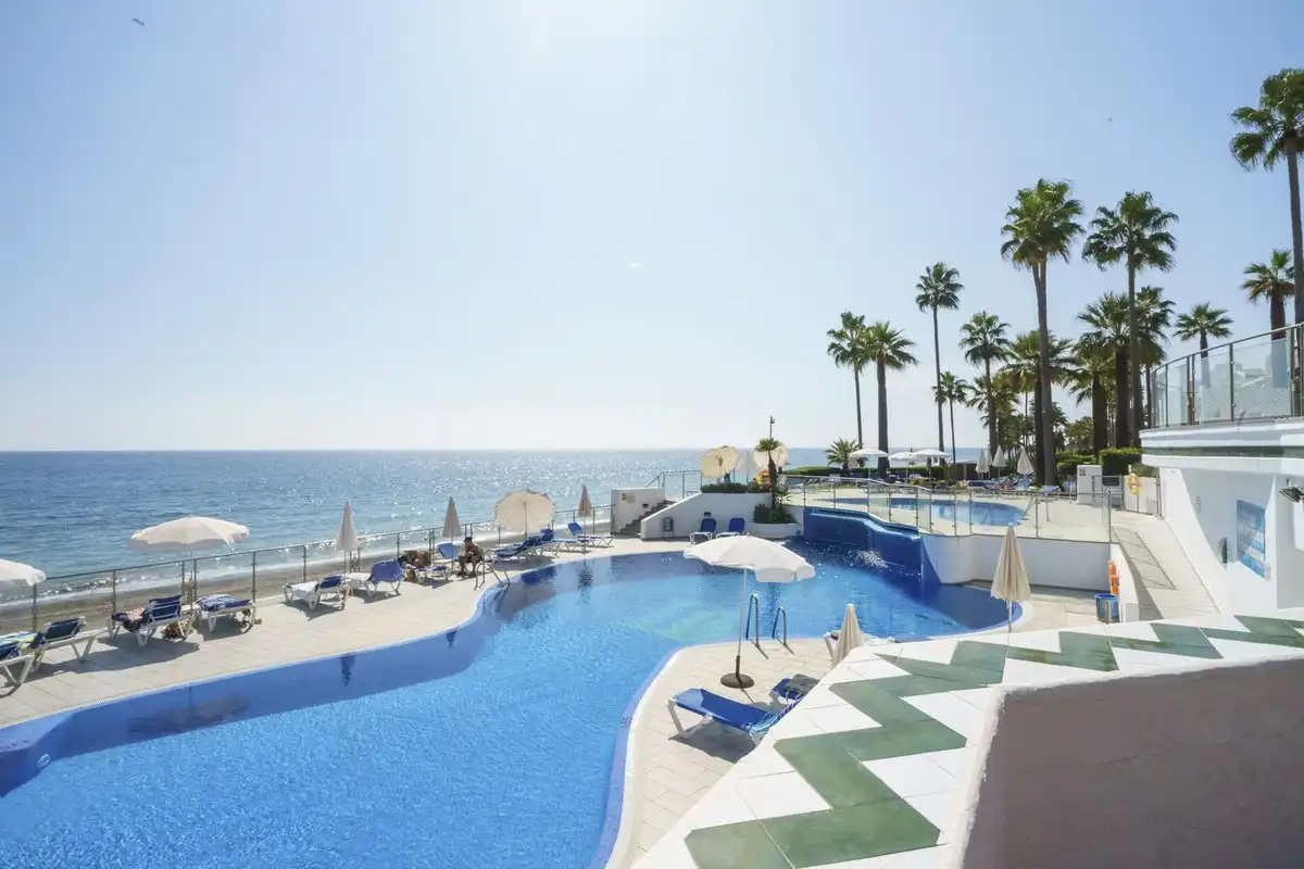 Piscina de Planta baja de alquiler en Estepona con Aire acondicionado, Terraza y Piscina comunitaria