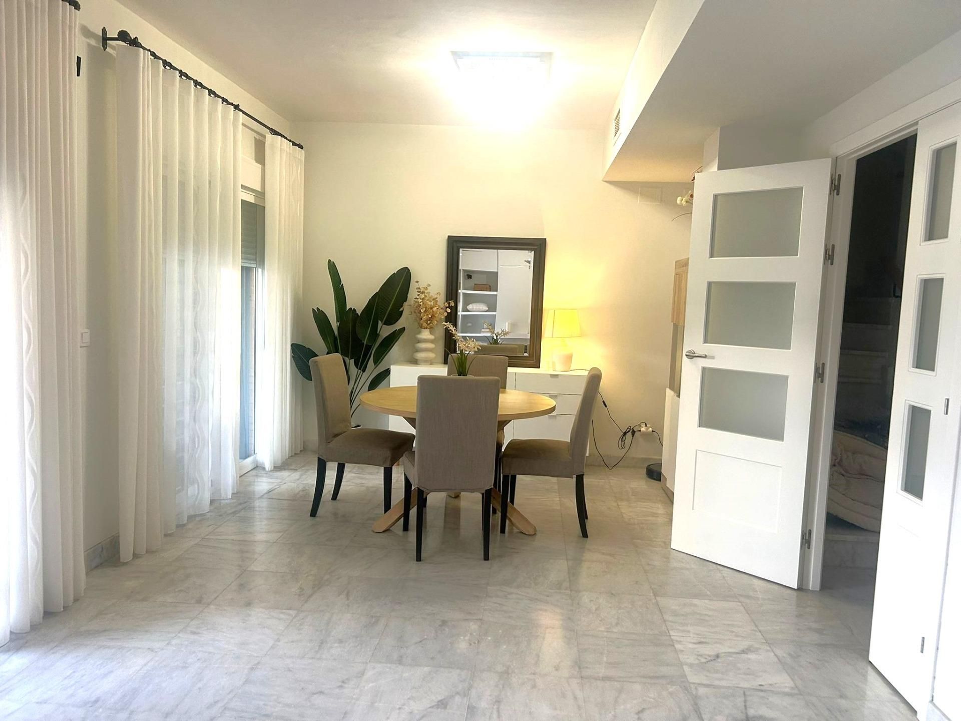 Menjador de Casa adosada en venda en Espartinas amb Aire condicionat, Terrassa i Piscina