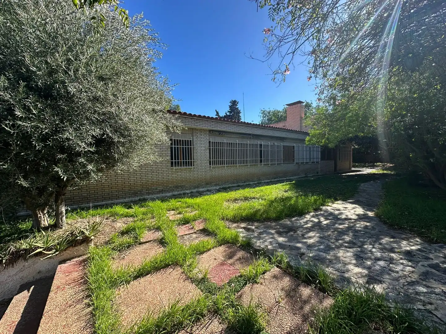 Vista exterior de Casa o xalet en venda en Alicante / Alacant amb Jardí privat, Terrassa i Piscina