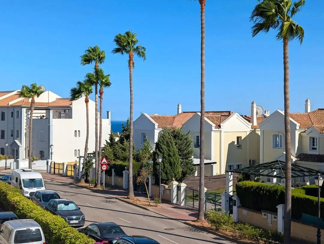 Außenansicht von Wohnung zum Verkauf in La Alcaidesa mit Klimaanlage, Heizung und Terrasse
