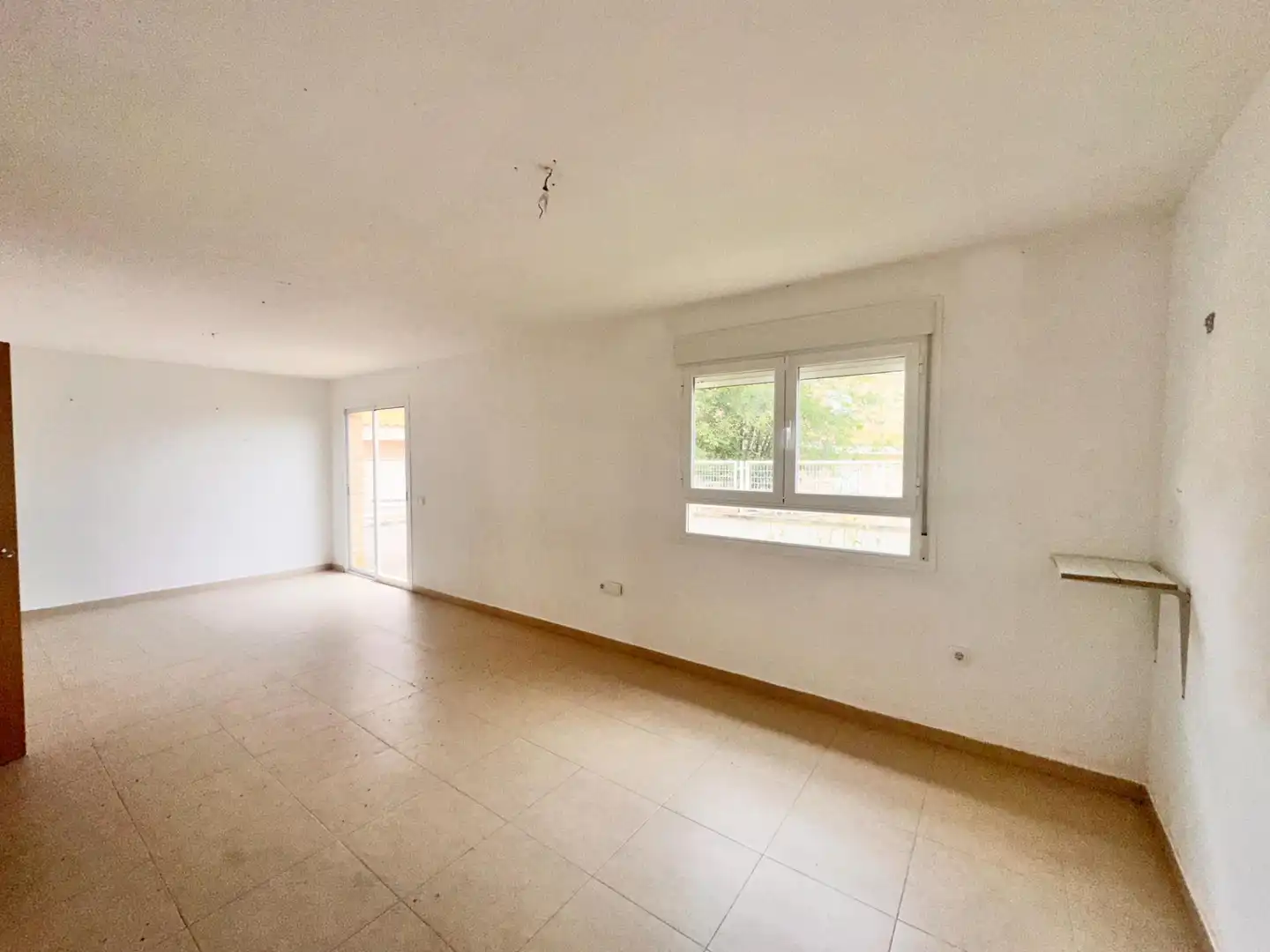 Wohnzimmer von Einfamilien-Reihenhaus zum Verkauf in Cabezamesada mit Heizung, Privatgarten und Terrasse