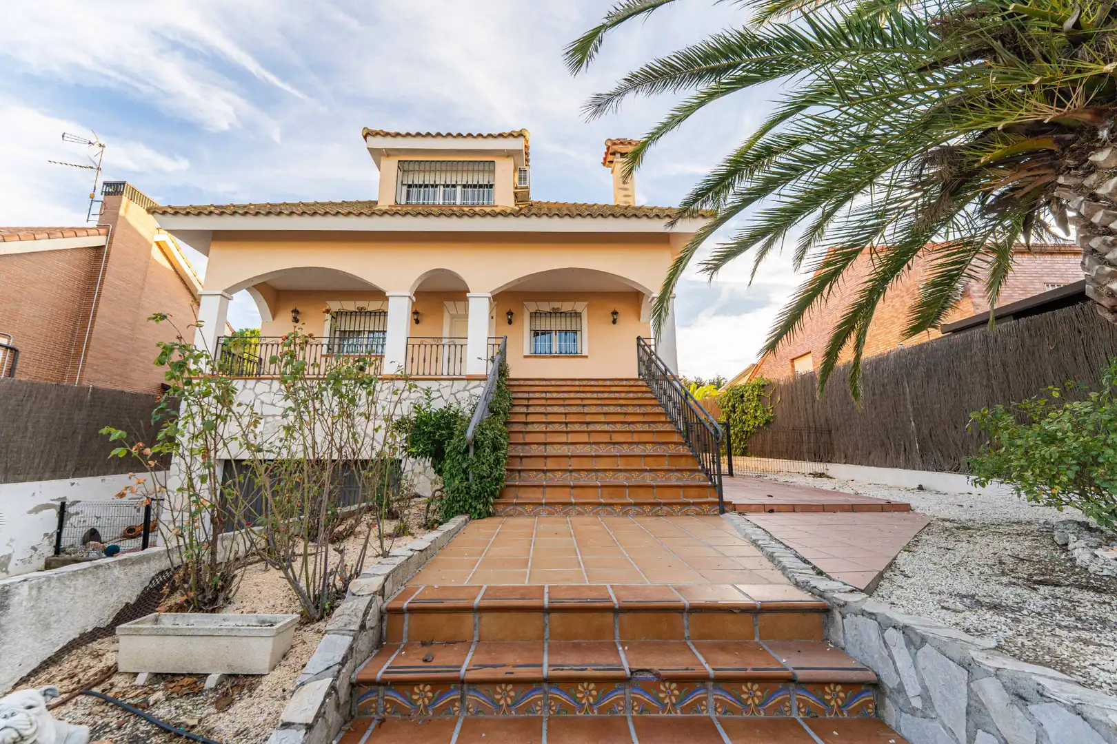 Vista exterior de Casa o xalet en venda en Sevilla la Nueva amb Aire condicionat, Calefacció i Jardí privat