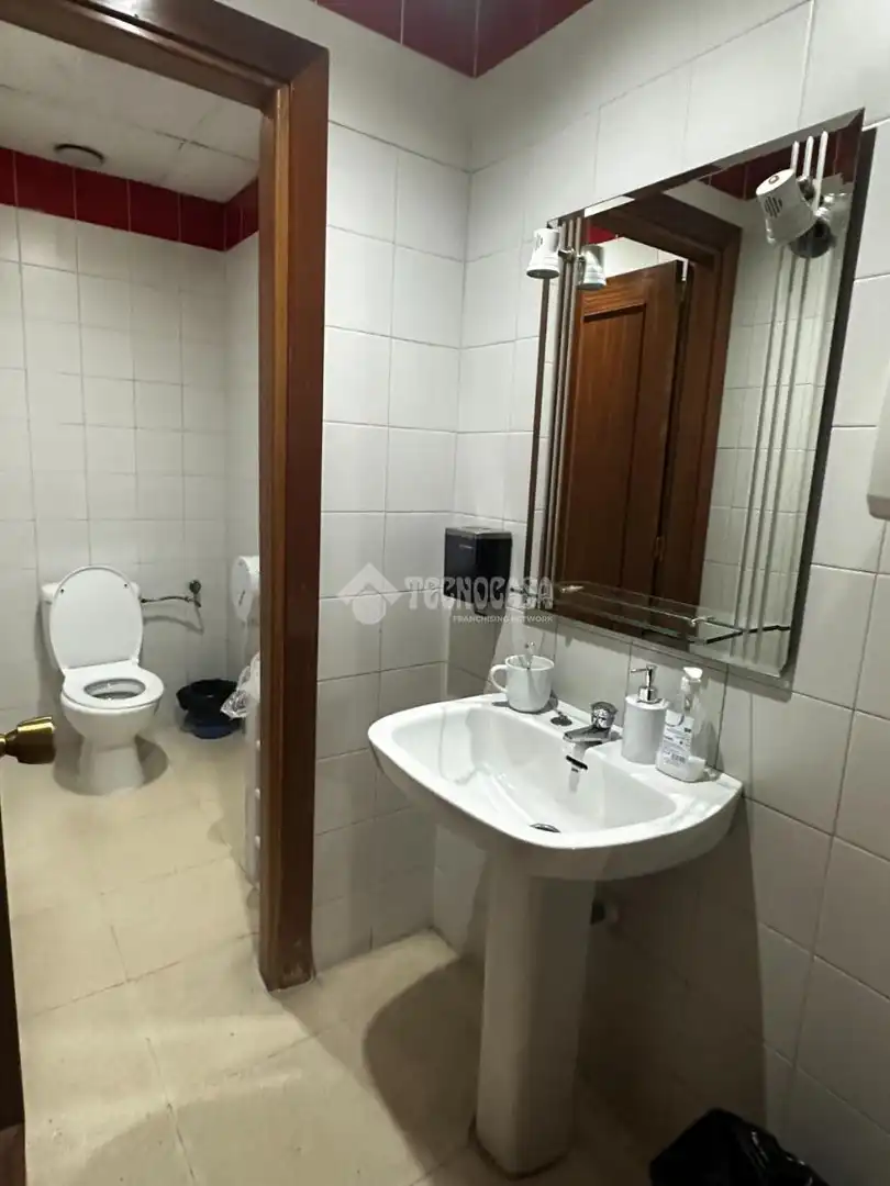 Baño de Oficina de alquiler en Torrejón de Ardoz con Alarma