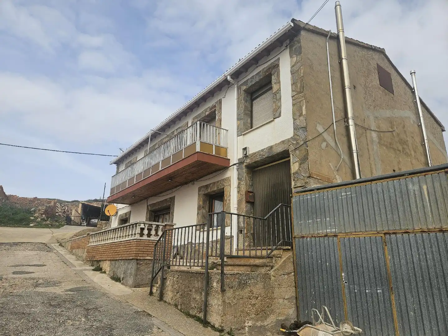 Vista exterior de Pis en venda en Serón de Nágima amb Traster