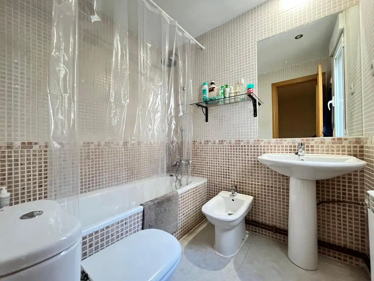 Baño de Piso en venta en El Casar con Calefacción, Terraza y Balcón