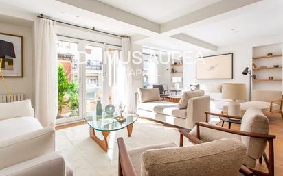 Living room of Flat for sale in  Madrid Capital  with Air Conditioner, Terrace and Balcony