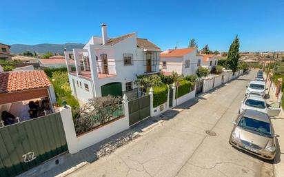 Vista exterior de Casa o xalet en venda en Otura amb Calefacció, Jardí privat i Terrassa