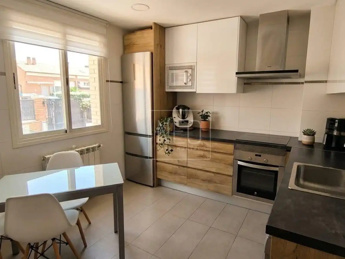 Cocina de Casa adosada en venta en Villalbilla con Aire acondicionado, Calefacción y Jardín privado