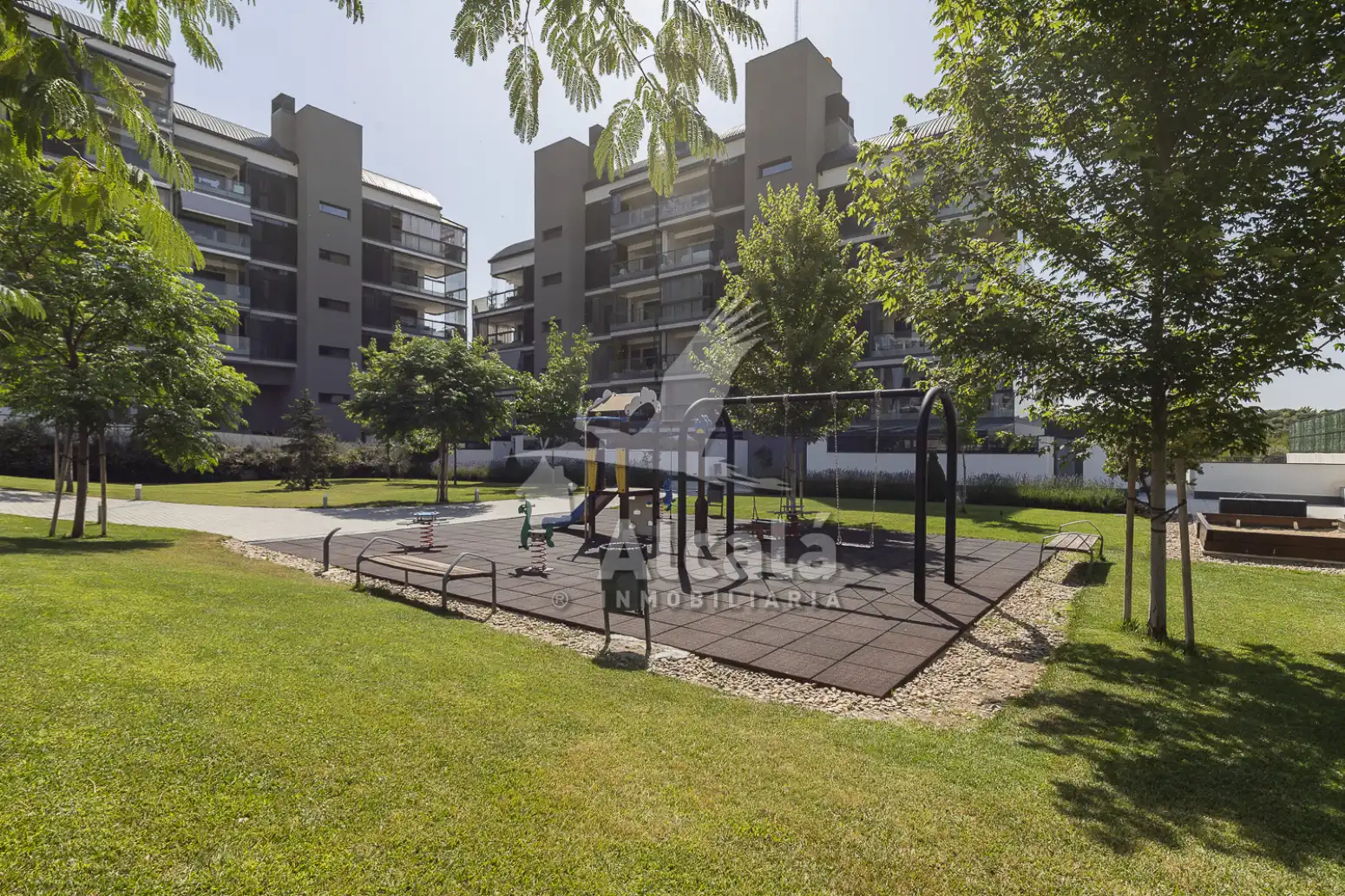Vista exterior de Àtic en venda en Rivas-Vaciamadrid amb Aire condicionat, Calefacció i Jardí privat