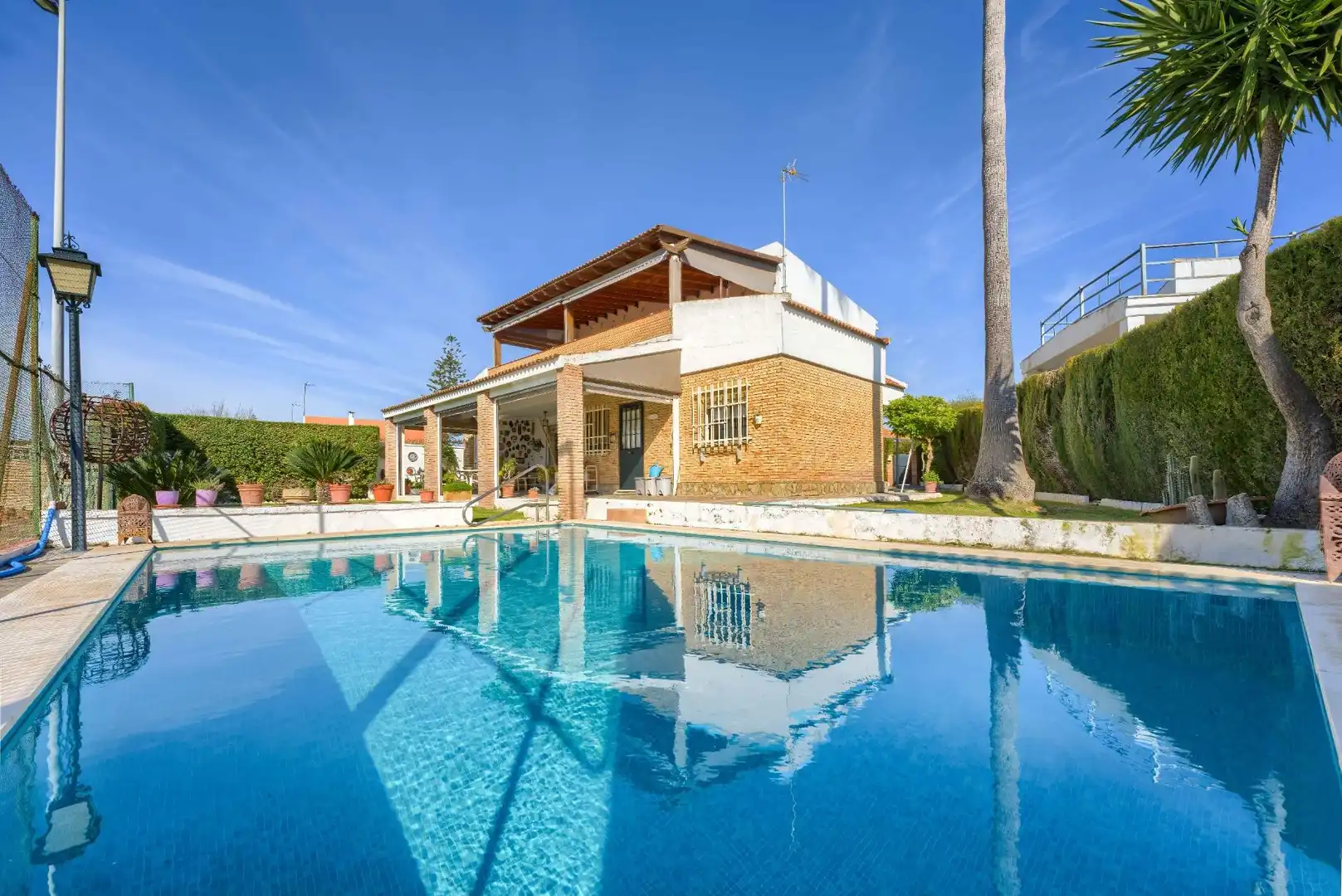 Piscina de Casa o xalet en venda en Espartinas amb Aire condicionat, Jardí privat i Terrassa