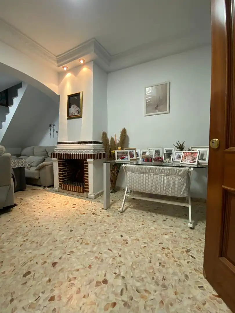 Sala d'estar de Casa adosada en venda en Mairena del Aljarafe amb Jardí privat