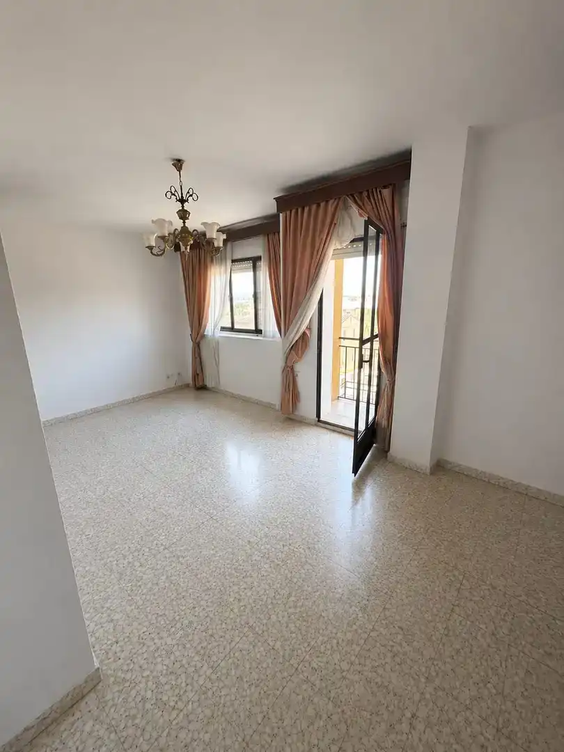 Sala d'estar de Pis en venda en Aguilar de la Frontera amb Aire condicionat, Traster i Moblat