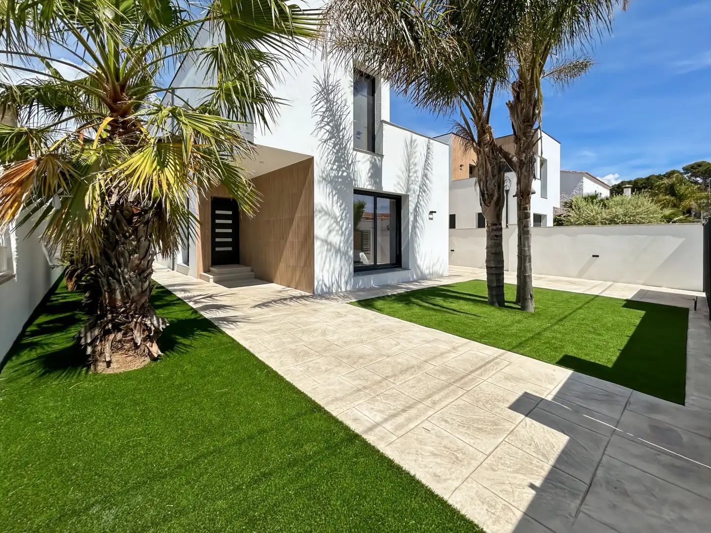 Außenansicht von Einfamilien-Reihenhaus zum Verkauf in Empuriabrava mit Klimaanlage, Heizung und Schwimmbad