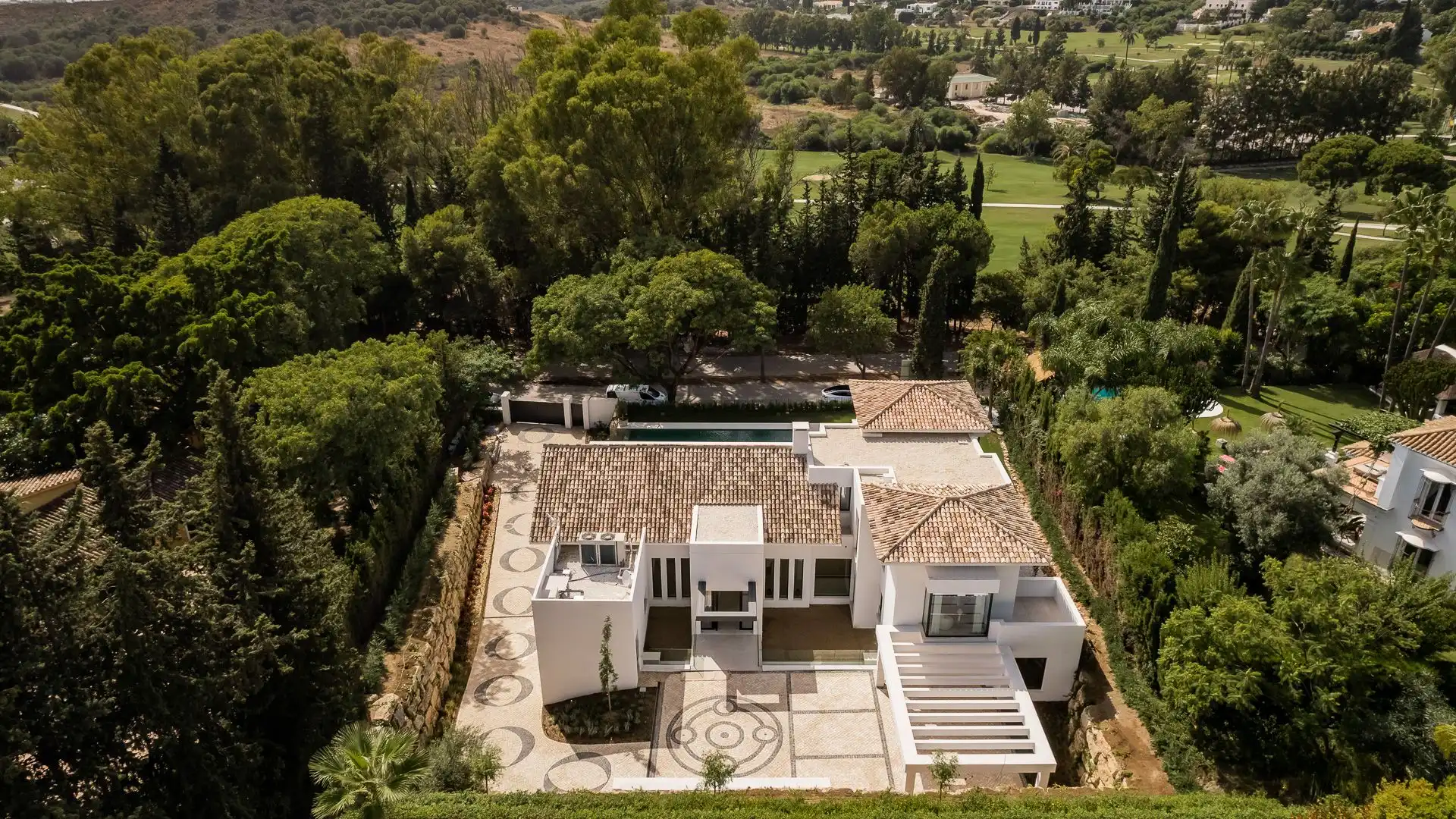 Vista exterior de Casa o xalet en venda en Estepona amb Aire condicionat, Terrassa i Piscina