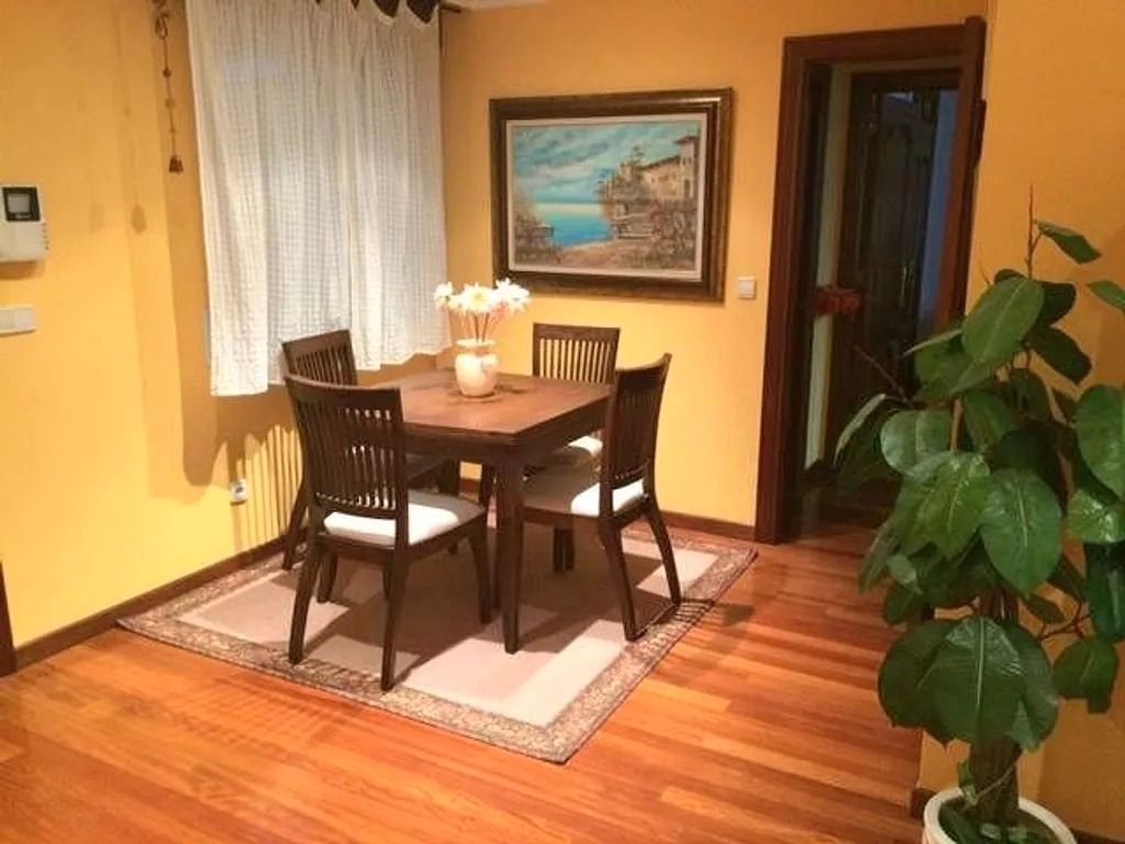 Menjador de Pis en venda en Vigo  amb Calefacció, Parquet i Terrassa