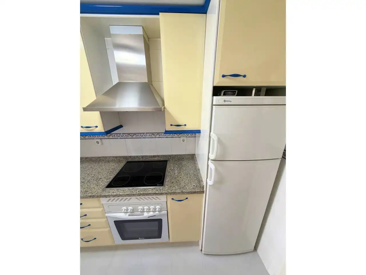 Cocina de Apartamento de alquiler en Manilva con Terraza, Amueblado y Alarma