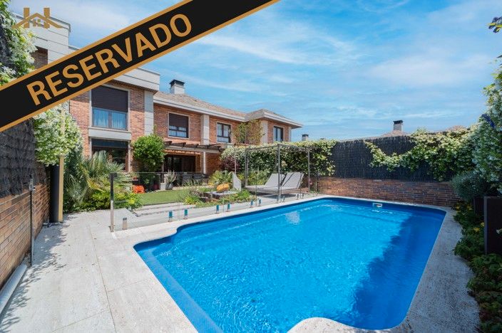 Swimming pool of Single-family semi-detached for sale in Majadahonda  with Air Conditioner, Heating and Terrace