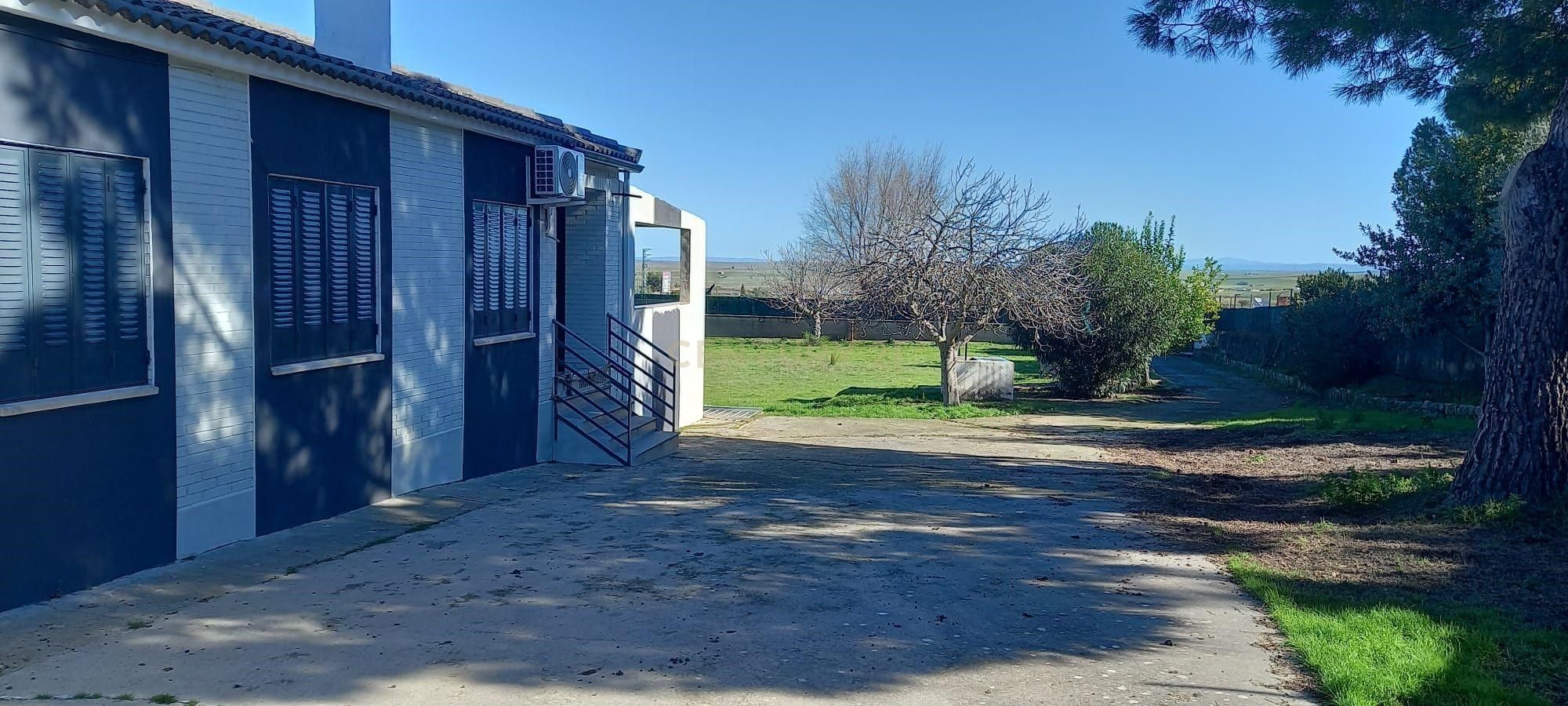 Vista exterior de Casa o xalet en venda en Sierra de Fuentes amb Moblat