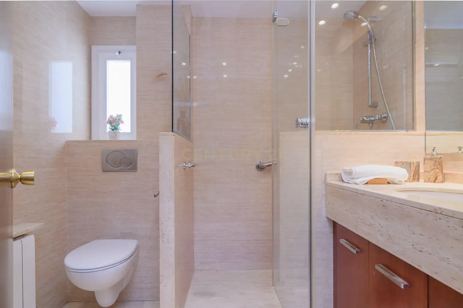 Badezimmer von Wohnung zum Verkauf in Barcelona mit Klimaanlage, Ofen und Mikrowelle