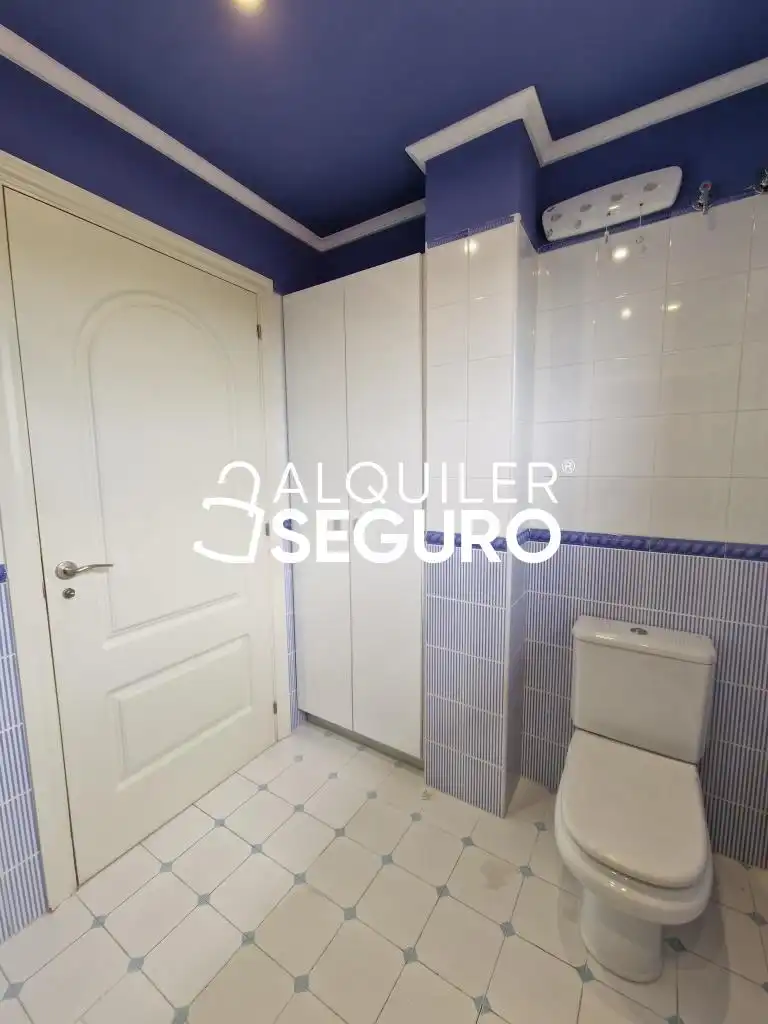 Baño de Piso de alquiler en Getxo  con Calefacción, Terraza y Trastero