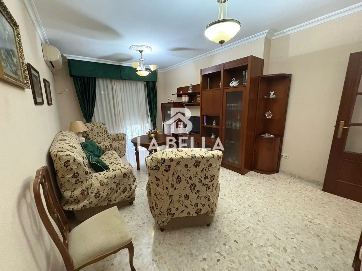 Sala d'estar de Pis en venda en Sevilla amb Moblat i Balcó