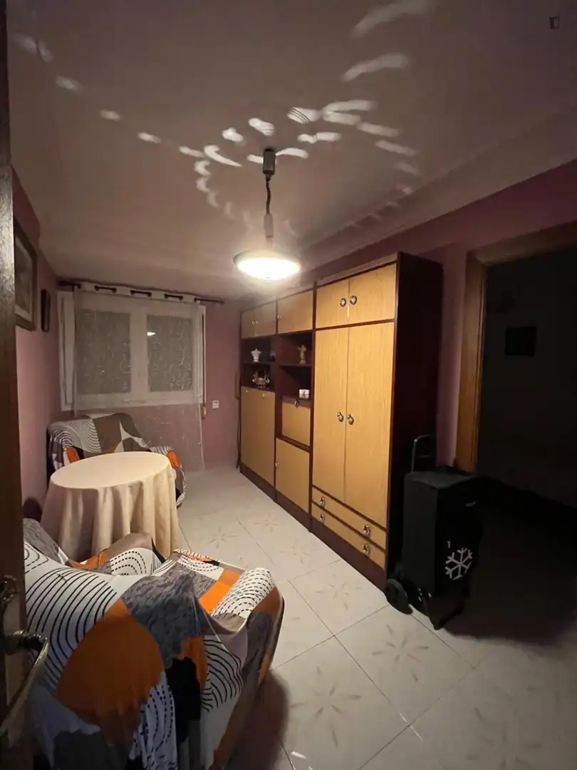 Habitación de Apartamento para compartir en Zaragoza con Aire acondicionado, Calefacción y Amueblado