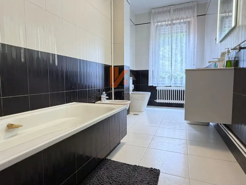 Bany de Casa o xalet en venda en Santiago de Compostela  amb Jardí privat, Moblat i Forn