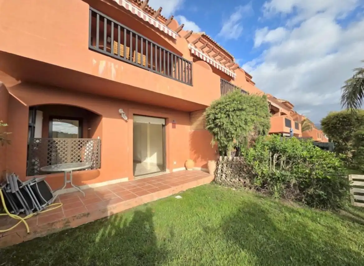 Außenansicht von Wohnung zum Verkauf in Estepona mit Klimaanlage, Terrasse und Möbliert