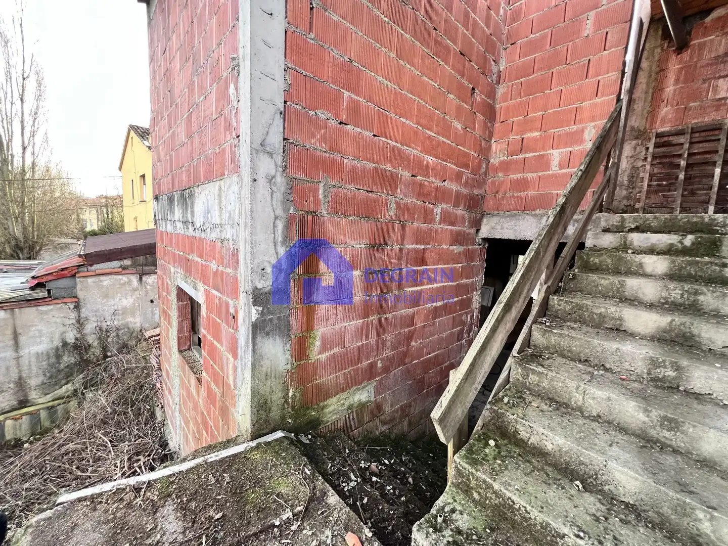 Vista exterior de Casa adosada en venda en Oviedo  amb Jardí privat