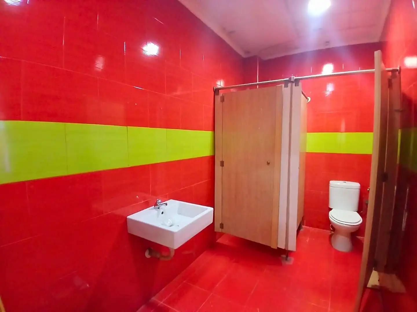 Baño de Local en venta en Cartagena con Aire acondicionado