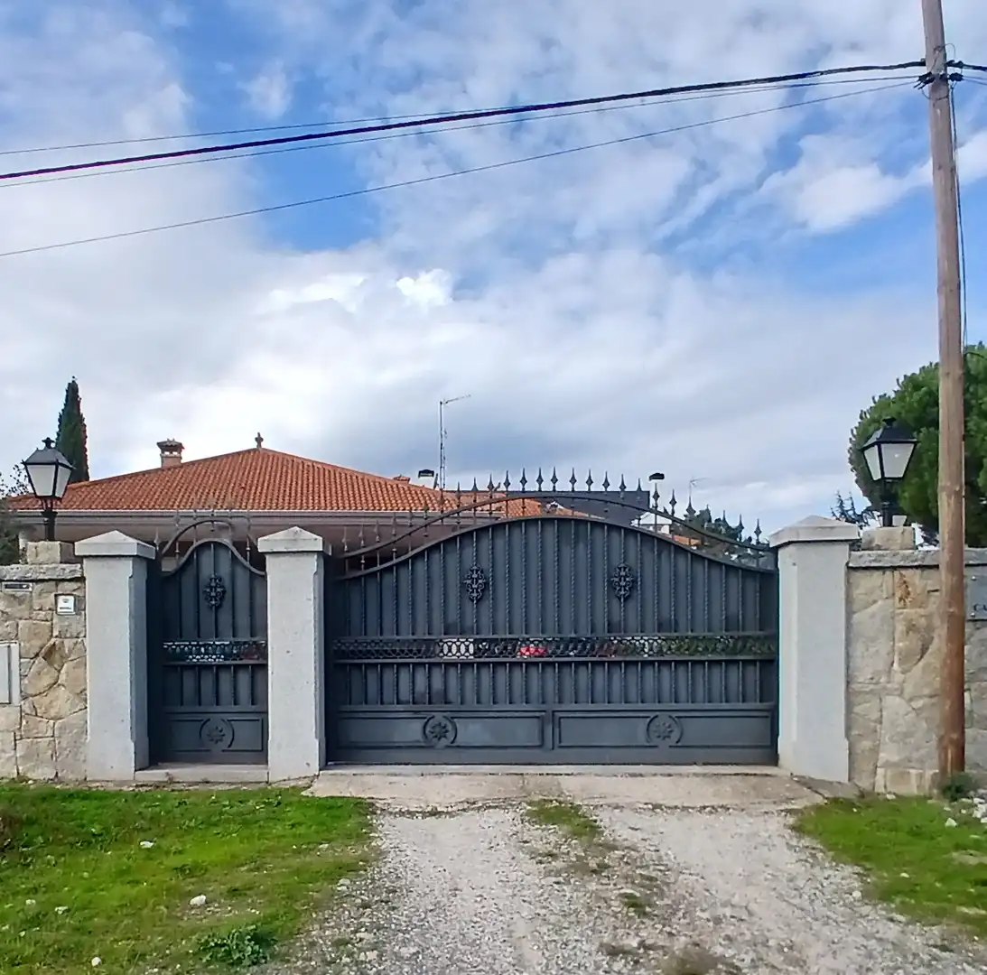 Vista exterior de Casa o chalet en venta en Galapagar con Calefacción, Jardín privado y Horno