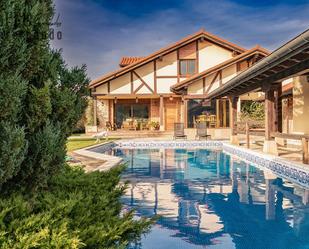 Jardí de Casa o xalet en venda en Santillana del Mar amb Calefacció, Jardí privat i Piscina