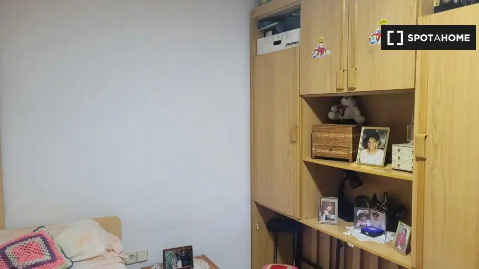 Schlafzimmer von Wohnung zur untervermieten in Mataró mit Klimaanlage, Heizung und Möbliert