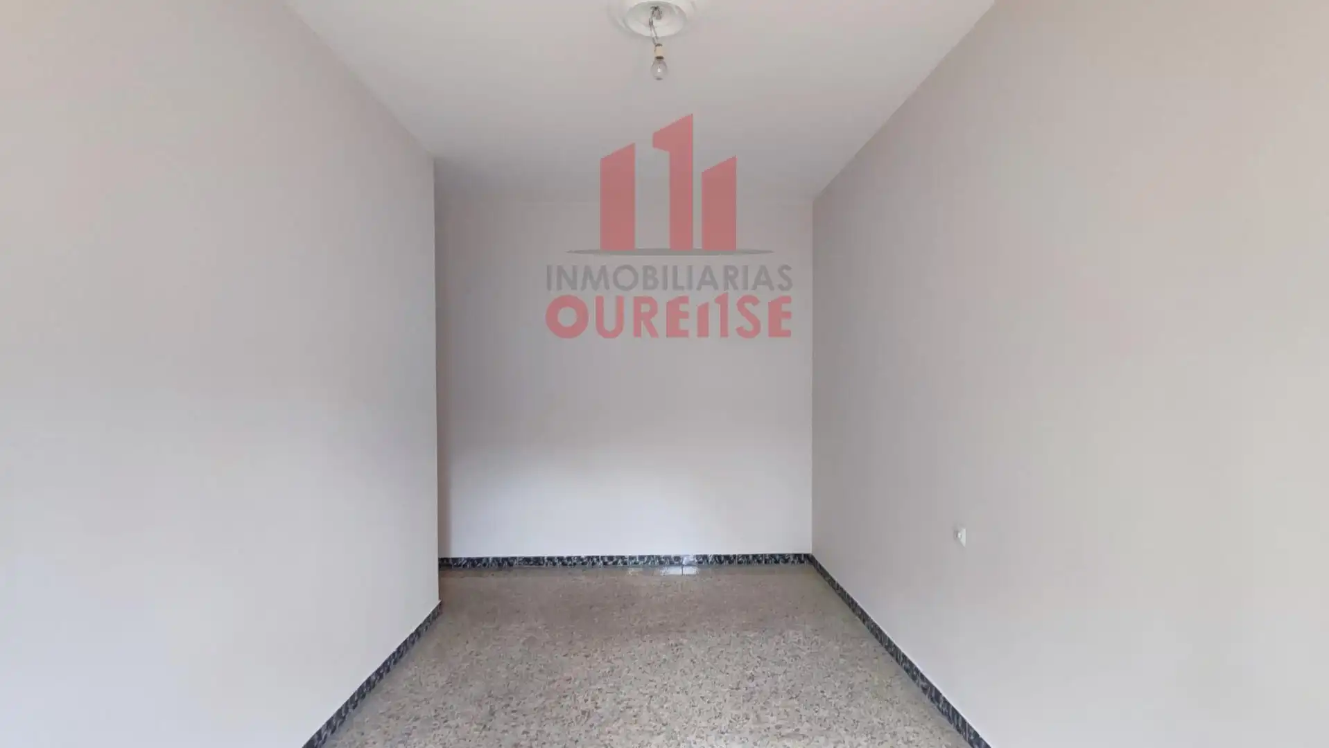 Dormitori de Pis de lloguer en Ourense Capital  amb Calefacció, Moblat i Balcó