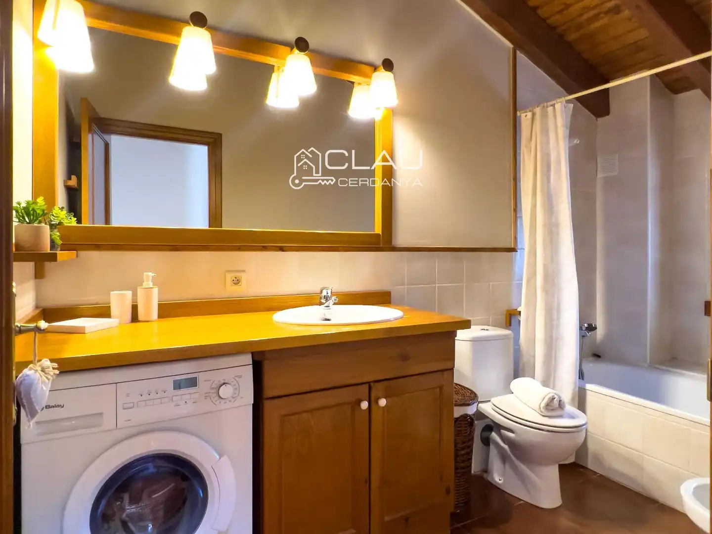 Badezimmer von Einfamilien-Reihenhaus zur Miete in Palau - de - Cerdagne mit Heizung, Privatgarten und Parkett