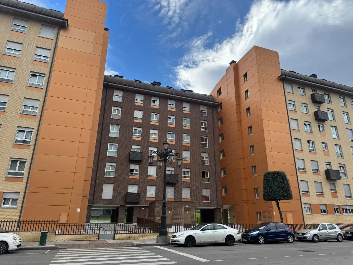 Vista exterior de Pis en venda en Oviedo  amb Calefacció, Parquet i Traster