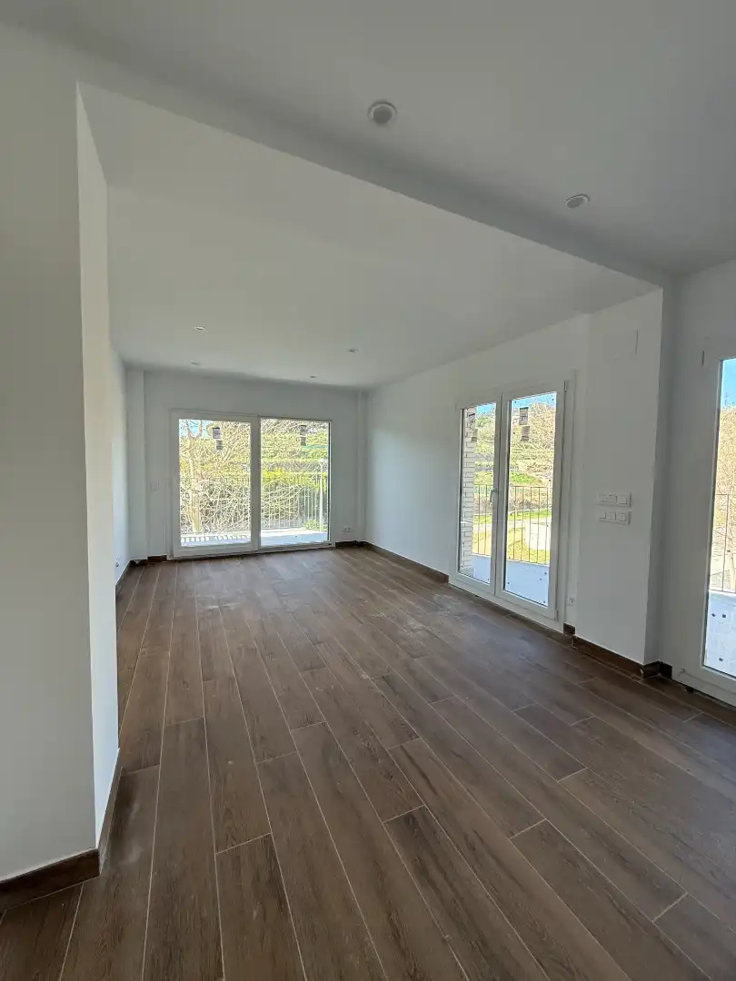 Living room of Flat for rent in Tiana  with Air Conditioner, Heating and Oven