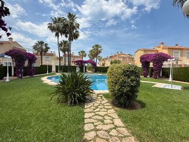 Casa a schiera con piscina in vendita a Oliva Nova