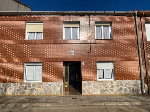 Casa-chalet en Venta en Calle Leon en Algadefe