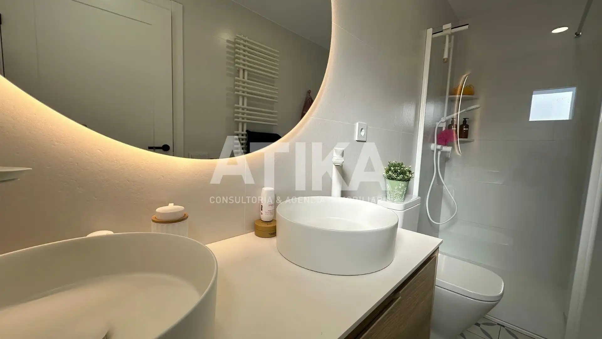 Bathroom of Houses for sale in Ontinyent  with Air Conditioner, Private garden and Parquet flooring