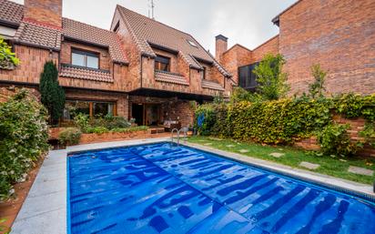 Swimming pool of Single-family semi-detached for sale in  Madrid Capital  with Air Conditioner, Heating and Private garden