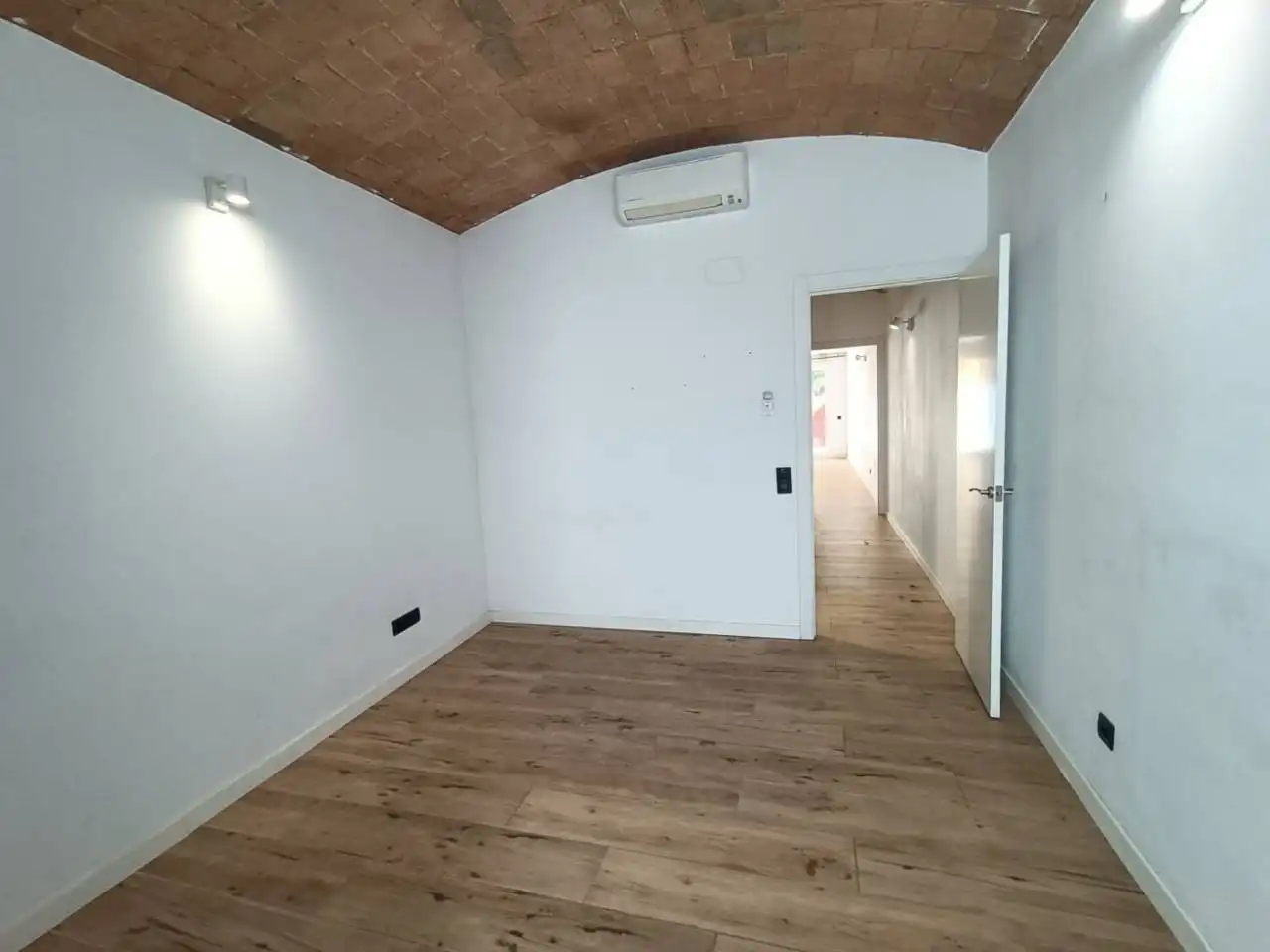 Haus oder Chalet zum Verkauf in Salt mit Klimaanlage, Heizung und Privatgarten