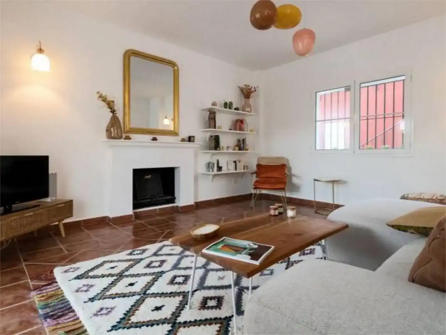 Sala d'estar de Casa adosada de lloguer en Mijas amb Aire condicionat, Jardí privat i Piscina