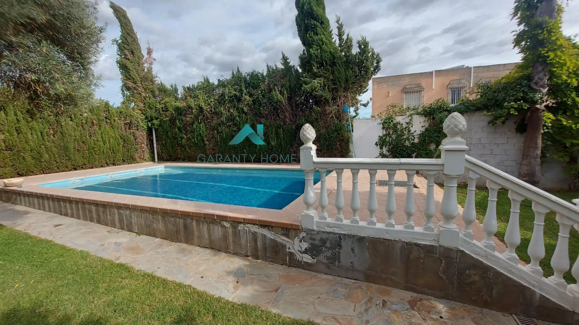 Vista exterior de Casa o xalet en venda en Dos Hermanas amb Aire condicionat, Jardí privat i Traster