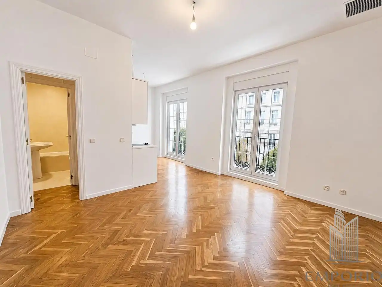 Living room of Flat for sale in Madrid  with Air Conditioner, Parquet flooring and Balcony